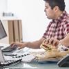 وقتی غذای خود را پشت میزکارتان می خورید، چه اتفاقی می افتد؟ 