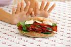 تا گرسنه نشده اید، غذا نخورید 